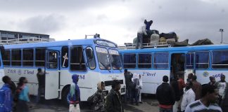 Estación de autobuses en Addis Abeba, Etiopía, África