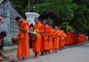 Monjes al amanecer, Luang Prabang