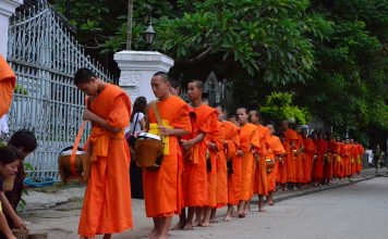 Monjes al amanecer, Luang Prabang