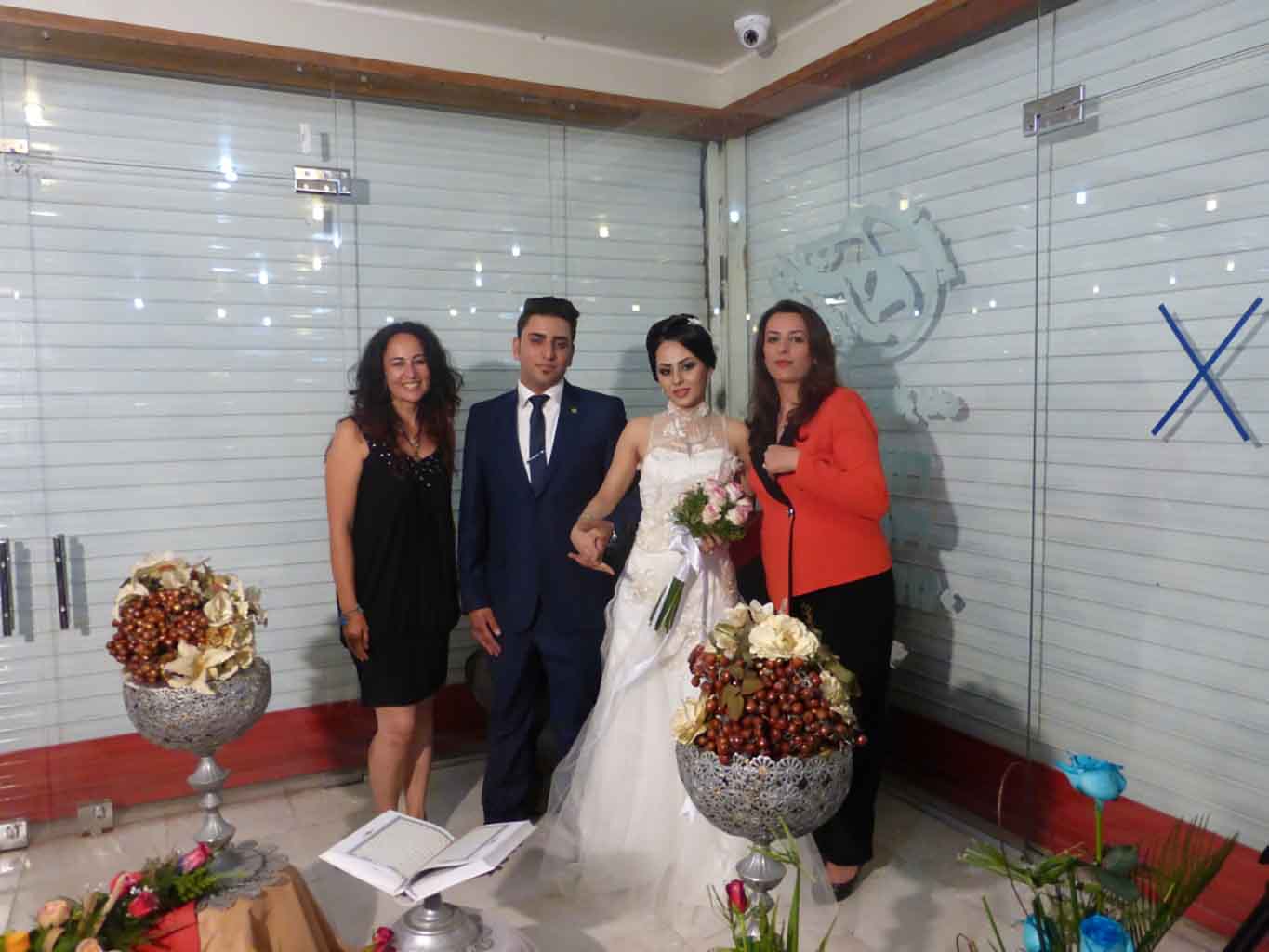 Posando con los novios en la "boda oficial"