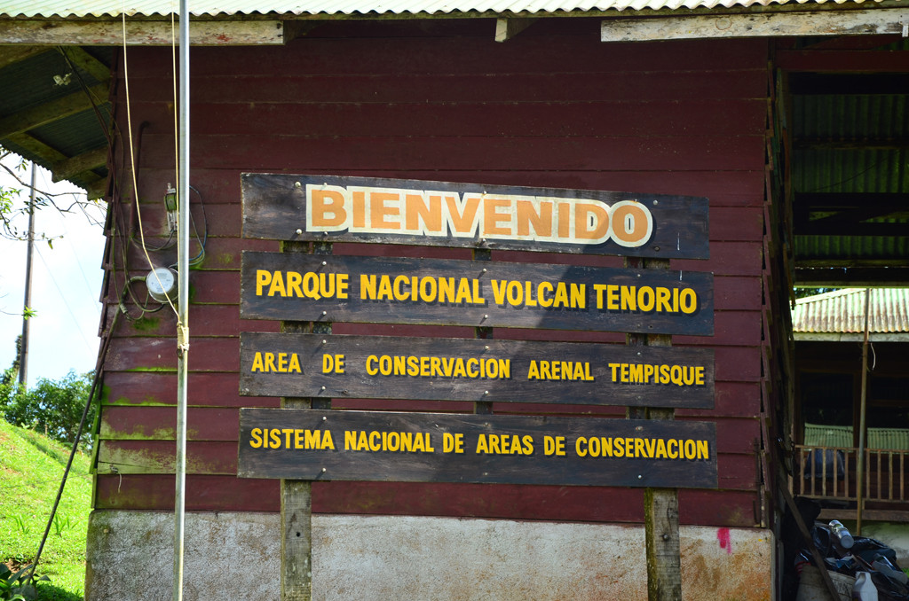 Panel indicativo en la entrada del Parque Nacional Volcán Tenorio