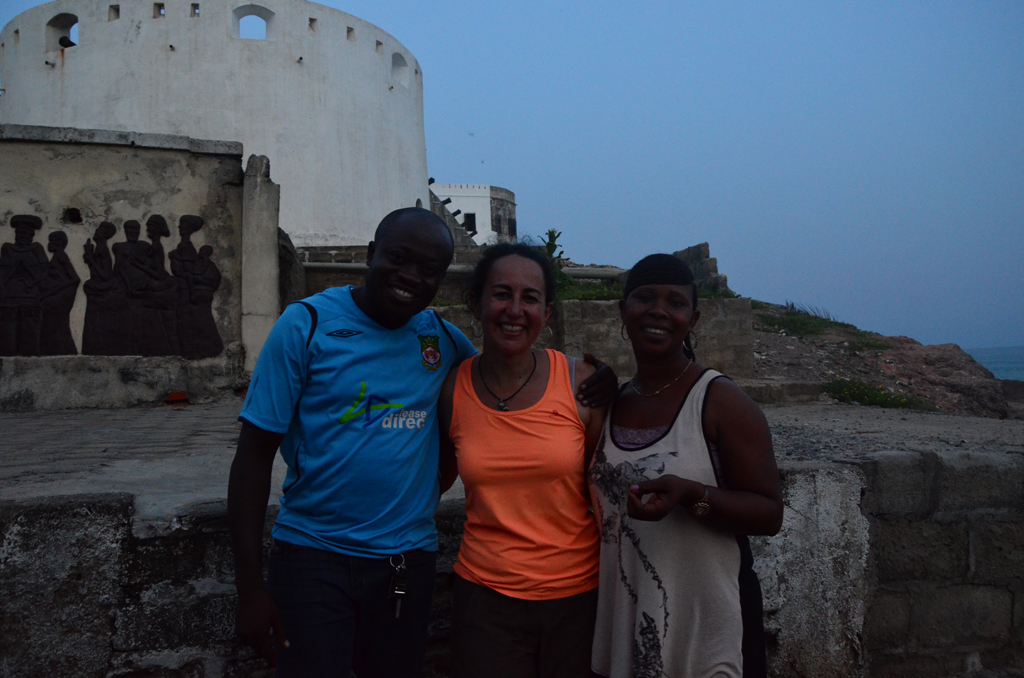 Haciendo amigos en Cape Coast tomando una cerveza en una terraza al lado de la playa