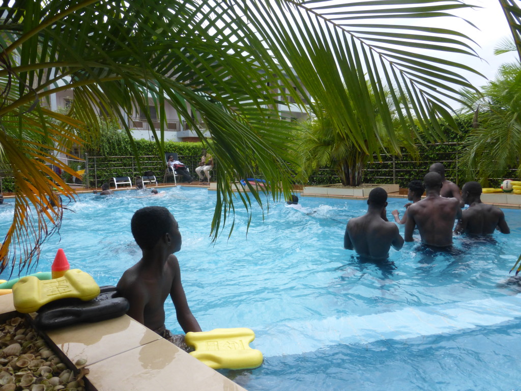 Piscina del hotel donde entrenaban para ser socorristas