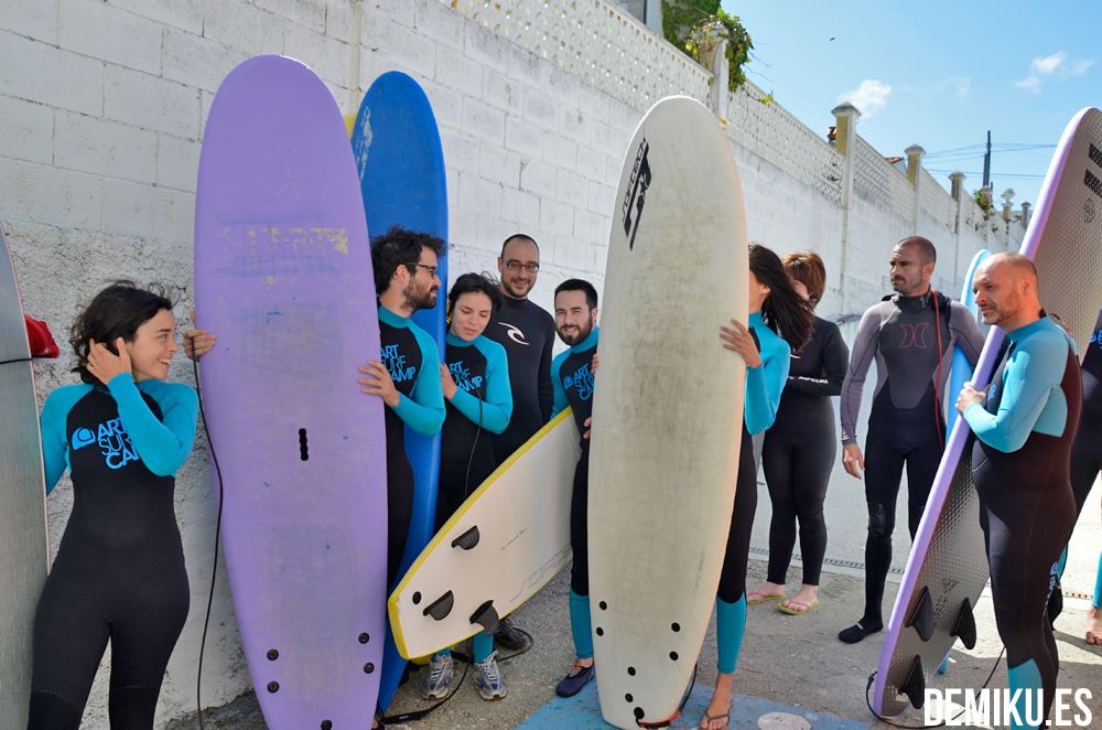 Con nuestros trajes de neoprenos y tablas listos para bajar a la playa