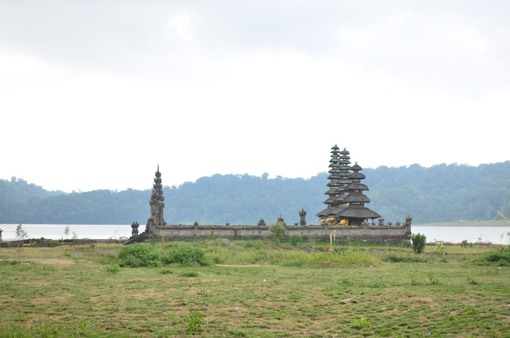 Templo en el lago de Munduk