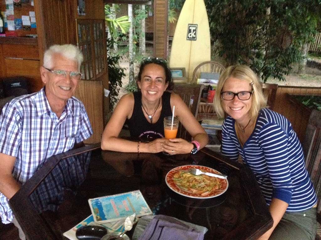 Cena con Larry y Teja