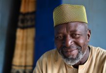 El jefe del pueblo de Faoye, Senegal