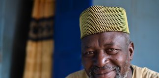 El jefe del pueblo de Faoye, Senegal