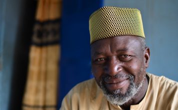 El jefe del pueblo de Faoye, Senegal