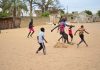 Niños jugando en el pueblo de Faoye, Senegal