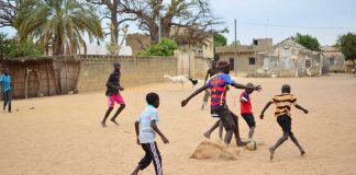 Niños jugando en el pueblo de Faoye, Senegal