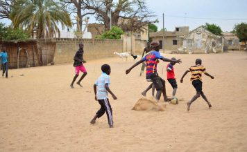 Niños jugando en el pueblo de Faoye, Senegal