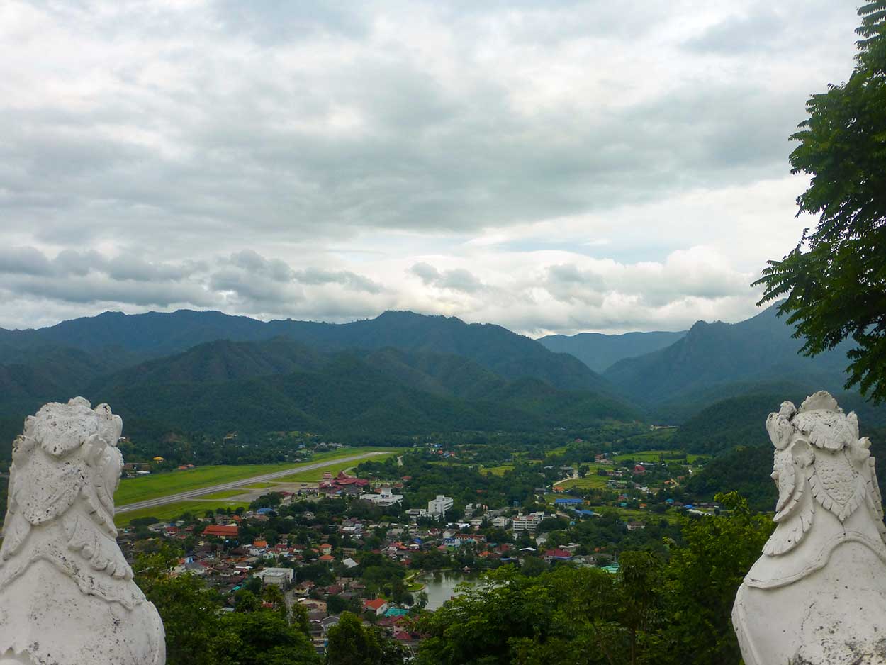 Vistas de Mae Hong Son desde el templo de Phra That, Tailandia Mae Hong Son, Tailandia